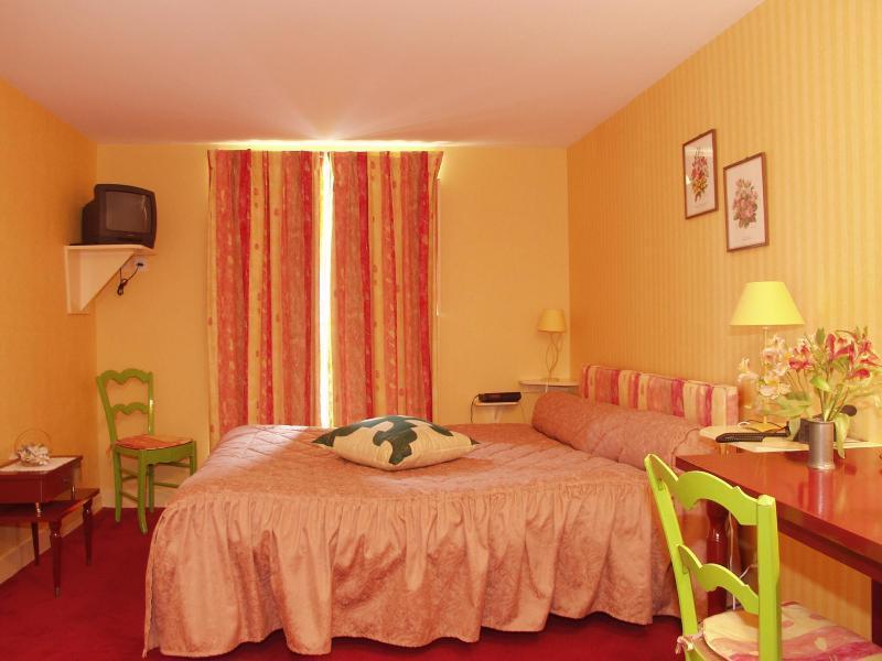 Logis Hotel O En Couleur Oucques-la-Nouvelle Esterno foto