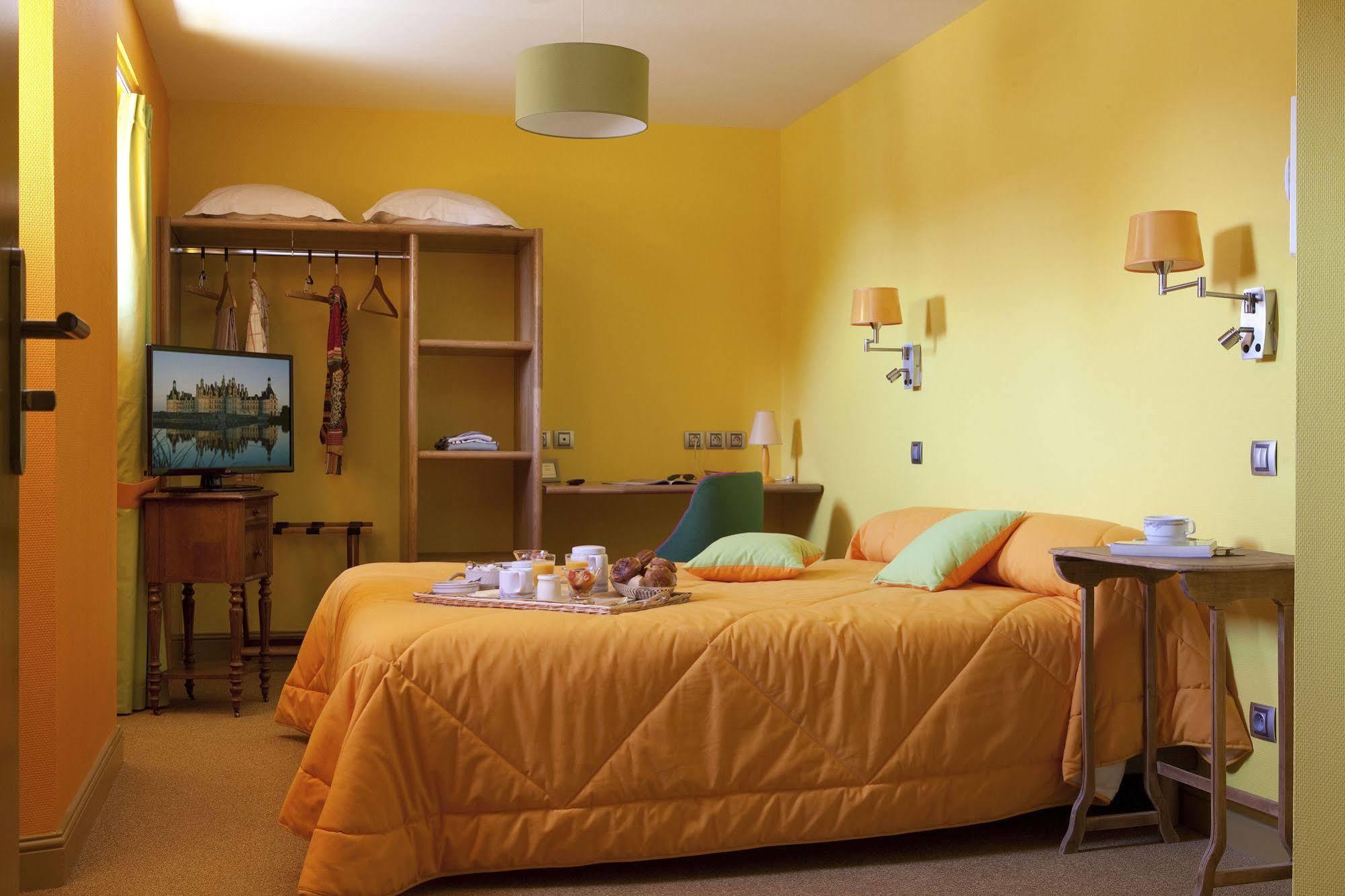 Logis Hotel O En Couleur Oucques-la-Nouvelle Esterno foto